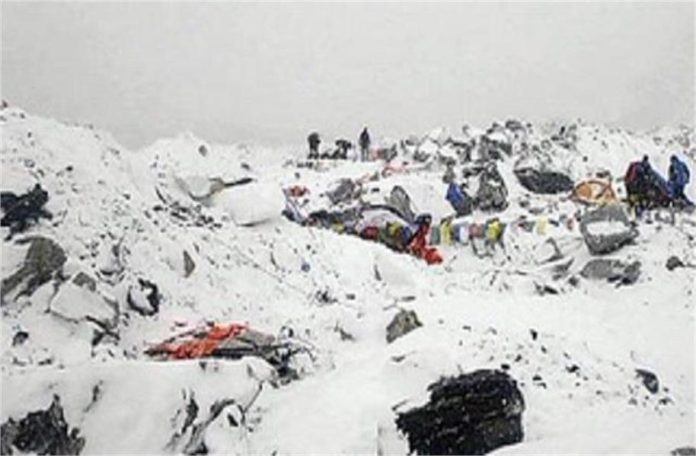 नेपाल में मौसम बना मुसीबत:हिमलुंग हिमाल पर टूटा बर्फ का पहाड़, पर्वतारोहियों समेत 10 लोग लापता नेपाल में मौसम बना मुसीबत:हिमलुंग हिमाल पर टूटा बर्फ का पहाड़, पर्वतारोहियों समेत 10 लोग लापता