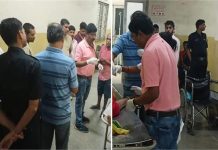 घर का दरवाजा खुलते ही अंधाधुंध फायरिंग, रिटायर्ड दंपती की मौत, बेटे की हालत गंभीर