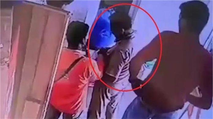 खाकी का नया कारनामा: डायल-112 का पेट्रोल चोरी कर बेच रहे थे सिपाही, बरेली SSP ने किया सस्पेंड खाकी का नया कारनामा: डायल-112 का पेट्रोल चोरी कर बेच रहे थे सिपाही, बरेली SSP ने किया सस्पेंड