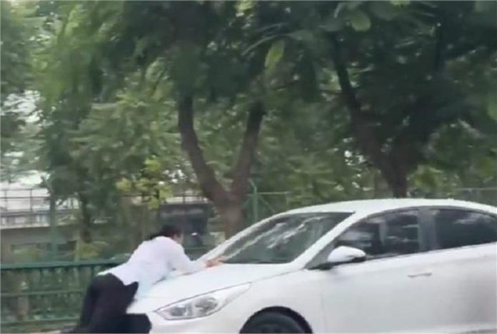 कार के बोनट पर लटकी रही महिला: टक्कर मारकर भागने वाला चालक की पुलिस ने ली खबर, दर्ज की FIR
