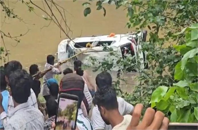 MP में बड़ा हादसा: श्रद्धालुओं की कार नाले में बही, 8 की दर्दनाक मौत