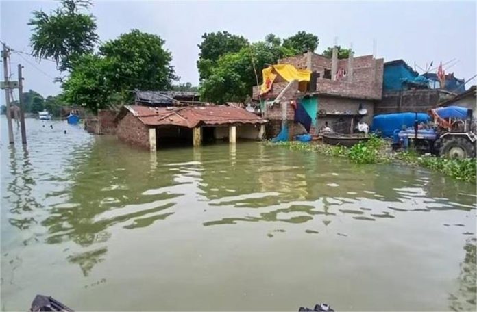 बिहार में बिगड़े बाढ़ के हालात, 50 लाख से ज्यादा लोग प्रभावित, नदियां उफान पर बिहार में बिगड़े बाढ़ के हालात, 50 लाख से ज्यादा लोग प्रभावित, नदियां उफान पर