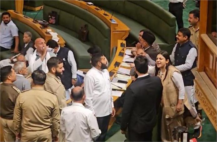 हंगामे से शुरू हुआ J&K असेंबली का दूसरा दिन, BJP ने किया वॉकआउट हंगामे से शुरू हुआ J&K असेंबली का दूसरा दिन, BJP ने किया वॉकआउट