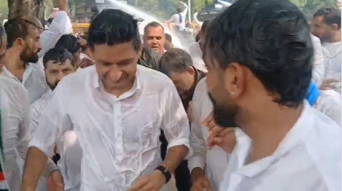 चंडीगढ़ में CEC ज्ञानेश कुमार के खिलाफ कांग्रेस का हल्लाबोल, पुलिस ने प्रदर्शनकारियों पर छोड़ा वाटर कैनन, माहौल तनावपूर्ण