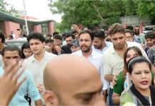 कॉकरोच जनता पार्टी ने दिल्ली में फिर किया प्रदर्शन, छात्र के पिता के साथ मारपीट करने वाले हिंदुत्व ‘इन्फ्लुएंसर’ के खिलाफ कार्रवाई की मांग