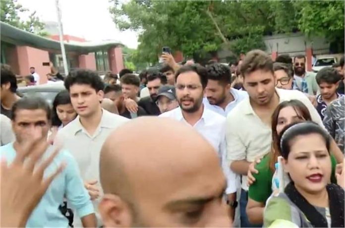 कॉकरोच जनता पार्टी ने दिल्ली में फिर किया प्रदर्शन, छात्र के पिता के साथ मारपीट करने वाले हिंदुत्व 'इन्फ्लुएंसर' के खिलाफ कार्रवाई की मांग