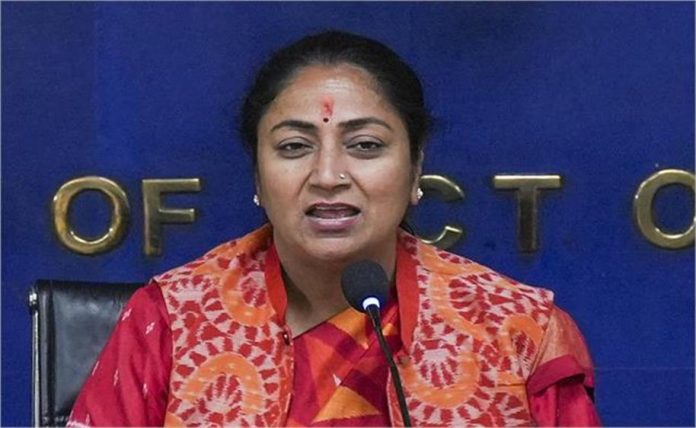 CM रेखा गुप्ता का बड़ा फैसला, 2.30 लाख उपभोक्ताओं के घरों पर मुफ़्त लगेगा सौर पैनल, जानिए क्या है नियम ?