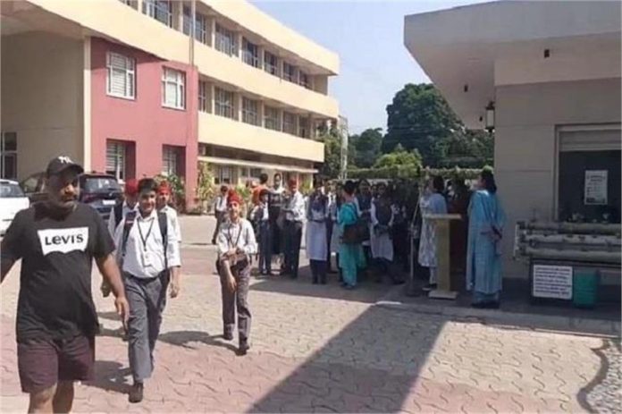 मोहाली के स्कूल में की गई छुट्टी, बीच में रोकी परीक्षा