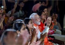 दीनदयाल जयंती पर भजन क्लबिंग कार्यक्रम में पहुंचे PM मोदी: बजाई खंजरी, युवाओं का बढ़ाया उत्साह