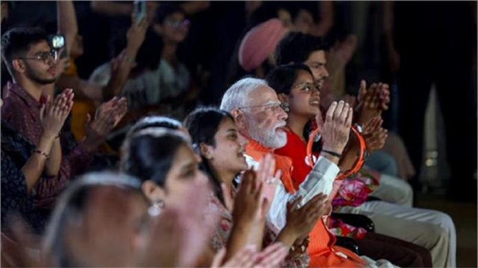 दीनदयाल जयंती पर भजन क्लबिंग कार्यक्रम में पहुंचे PM मोदी: बजाई खंजरी, युवाओं का बढ़ाया उत्साह