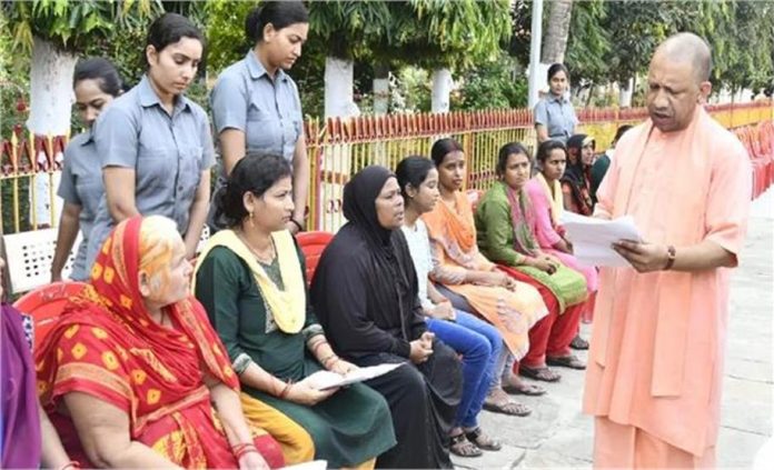 CM योगी का अफसरों को सख्त निर्देश, ‘हर छोटी घटना पर रखें नजर, पीड़ितों की बात सुनने तुरंत मौके पर पहुंचें CM योगी का अफसरों को सख्त निर्देश, ‘हर छोटी घटना पर रखें नजर, पीड़ितों की बात सुनने तुरंत मौके पर पहुंचें