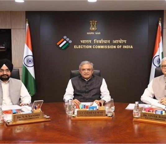 SIR विवाद के बीच CEC ज्ञानेश कुमार और चुनाव आयुक्तों की बैठक, Form 6 पर भी हुई चर्चा