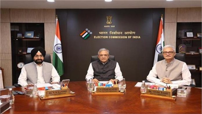SIR विवाद के बीच CEC ज्ञानेश कुमार और चुनाव आयुक्तों की बैठक, Form 6 पर भी हुई चर्चा SIR विवाद के बीच CEC ज्ञानेश कुमार और चुनाव आयुक्तों की बैठक, Form 6 पर भी हुई चर्चा