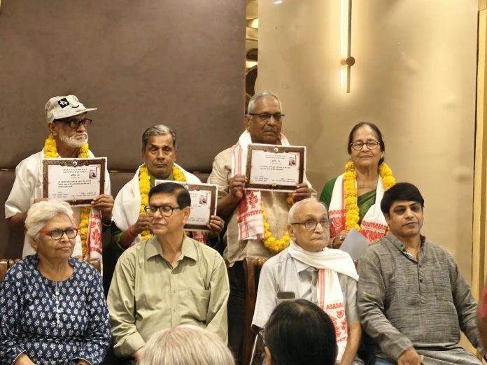 वरिष्ठ साहित्यकार देवयानी की पुस्तक ‘अनुभूति के शब्द’ का विमोचन एवं सम्मान समारोहसम्मानित हुए उमेश श्रीवास्तव, डाॅ यास्मीन सुल्ताना नकवी, राम अधार यादव, वरिष्ठ साहित्यकार देवयानी की पुस्तक ‘अनुभूति के शब्द’ का विमोचन एवं सम्मान समारोहसम्मानित हुए उमेश श्रीवास्तव, डाॅ यास्मीन सुल्ताना नकवी, राम अधार यादव,
