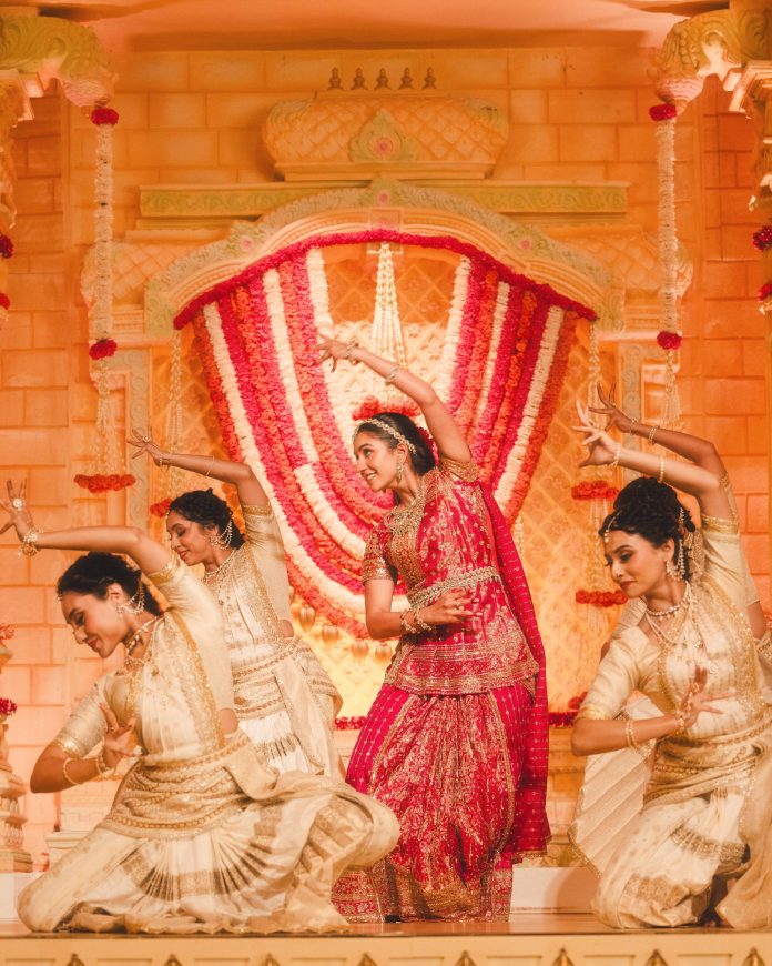 अंबानी परिवार की छोटी बहू ने मचाई धूम, Radhika Merchant का अनोखा Ganpati Look, भरतनाट्यम के हर स्टेप में बदला कांजीवरम ऑउटफिट अंबानी परिवार की छोटी बहू ने मचाई धूम, Radhika Merchant का अनोखा Ganpati Look, भरतनाट्यम के हर स्टेप में बदला कांजीवरम ऑउटफिट