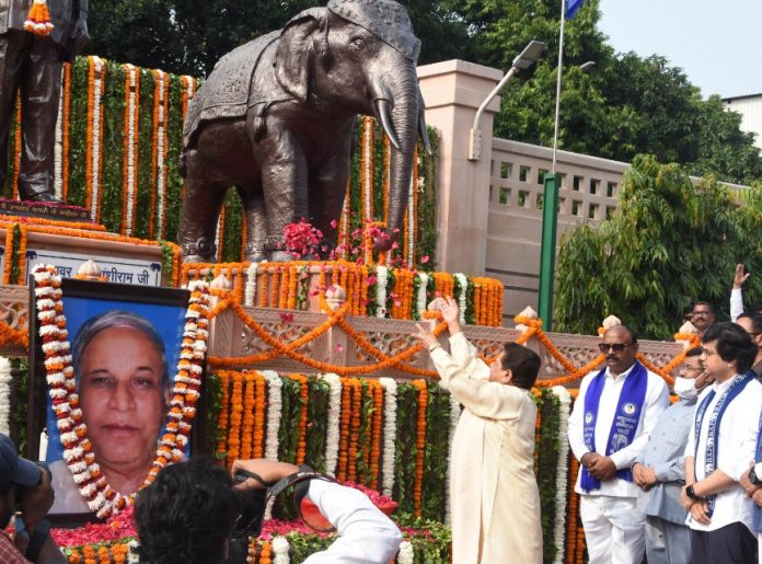 कांशीराम की पुण्यतिथि पर मायावती ने दी श्रद्धांजलि,  विरोधियों को सुनाई खरी-खोटी, सरकार से की बड़ी डिमांड