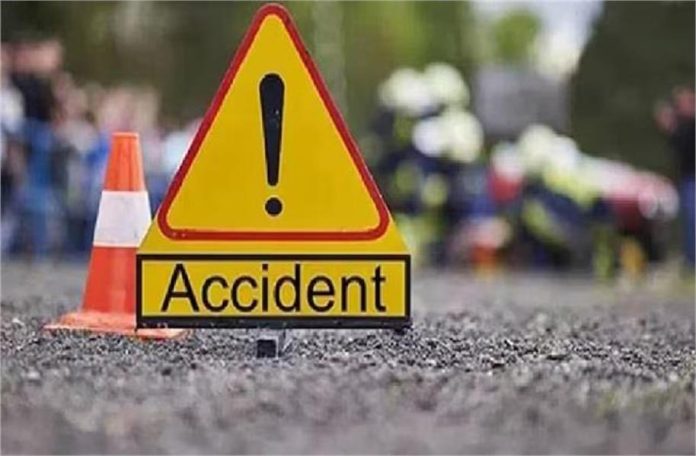 पूर्वांचल एक्सप्रेसवे पर भीषण हादसा: कार सवार पिता-पुत्र की दर्दनाक मौत, परिजनों में मची चीख- पुकार