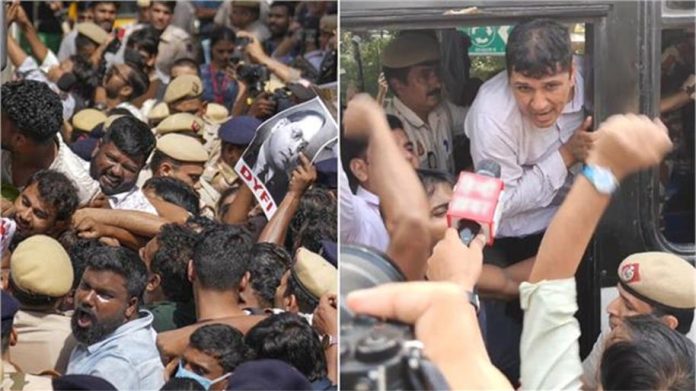 CEC को हटाने की मांग को लेकर जंतर-मंतर के पास प्रदर्शन, दिल्ली पुलिस ने 700 से ज्यादा को हिरासत में लिया CEC को हटाने की मांग को लेकर जंतर-मंतर के पास प्रदर्शन, दिल्ली पुलिस ने 700 से ज्यादा को हिरासत में लिया