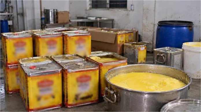 दिवाली से पहले दिल्ली में बड़ी कार्रवाई, छापेमारी में 950 लीटर मिलावटी घी जब्त