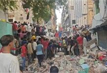 दिल्ली के सीमापुरी में 4 मंजिला मकान भरभराकर गिरा, 7 लोगों का किया रेस्क्यू