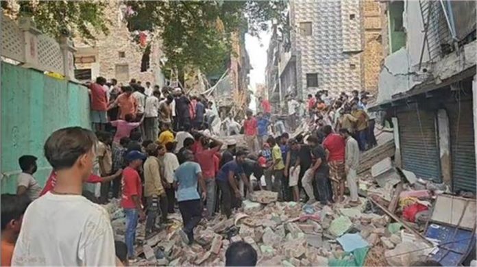 दिल्ली के सीमापुरी में 4 मंजिला मकान भरभराकर गिरा, 7 लोगों का किया रेस्क्यू