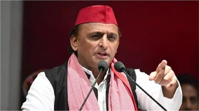 सवालों से डरने वाली सरकार लोकतंत्र को कमजोर करती है : अखिलेश
