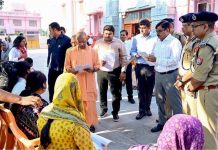 जनता दर्शन में CM योगी ने सुनीं लोगों की फरियादें, अधिकारियों को संवेदनशीला के साथ त्वरित समाधान के दिए निर्देश