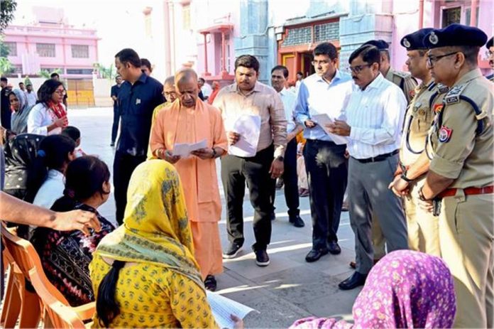 जनता दर्शन में CM योगी ने सुनीं लोगों की फरियादें, अधिकारियों को संवेदनशीला के साथ त्वरित समाधान के दिए निर्देश