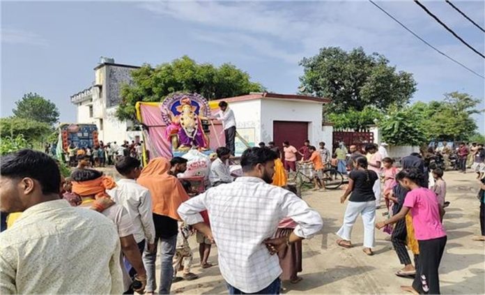 बहराइच में गणेश विसर्जन यात्रा रोकने का आरोप, जिला पंचायत सदस्य समेत 9 नामजद पर केस, दो गिरफ्तार