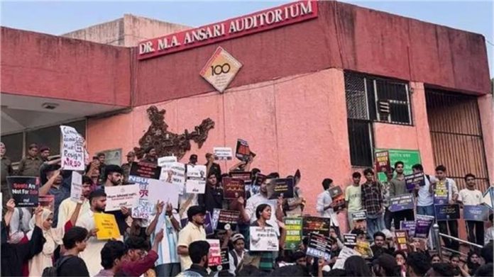 जामिया मिलिया इस्लामिया में विरोध प्रदर्शन : कांग्रेस सांसदों के खिलाफ पुलिस को दर्ज करवाई शिकायत