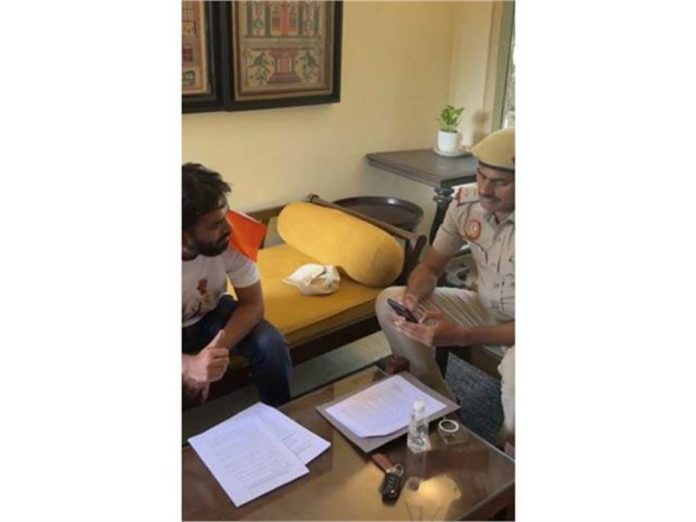 दिल्ली पुलिस के जवान अभिजीत दिपके के घर पहुंचे, तिरंगा मार्च से पहले बड़ा एक्शन दिल्ली पुलिस के जवान अभिजीत दिपके के घर पहुंचे, तिरंगा मार्च से पहले बड़ा एक्शन