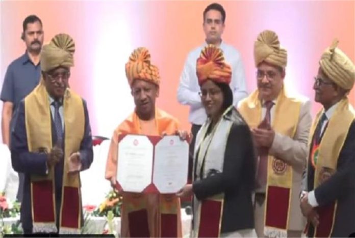 वकील बनकर सिर्फ केस नहीं, देश का भविष्य भी संवारें’, लॉ स्टूडेंट्स से बोले CM योगी