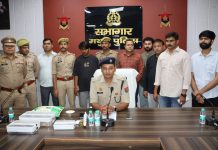 मां समान बुजुर्ग महिला की हत्या कर जेवर लूटने वाला पड़ोसी गिरफ्तारएसएसपी ने प्रेसवार्ता कर किया हत्याकांड का खुलासा, 60 कंगन, 11 चेन और 31 अंगूठियां बरामद।