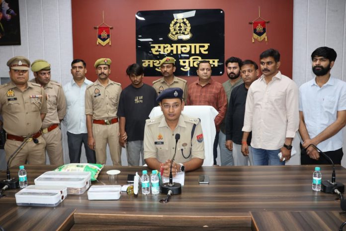 मां समान बुजुर्ग महिला की हत्या कर जेवर लूटने वाला पड़ोसी गिरफ्तारएसएसपी ने प्रेसवार्ता कर किया हत्याकांड का खुलासा, 60 कंगन, 11 चेन और 31 अंगूठियां बरामद।